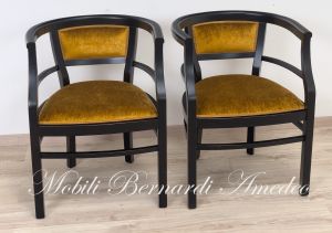 Poltroncina a pozzetto stile Liberty in legno colore nero con tessuto velluto oro